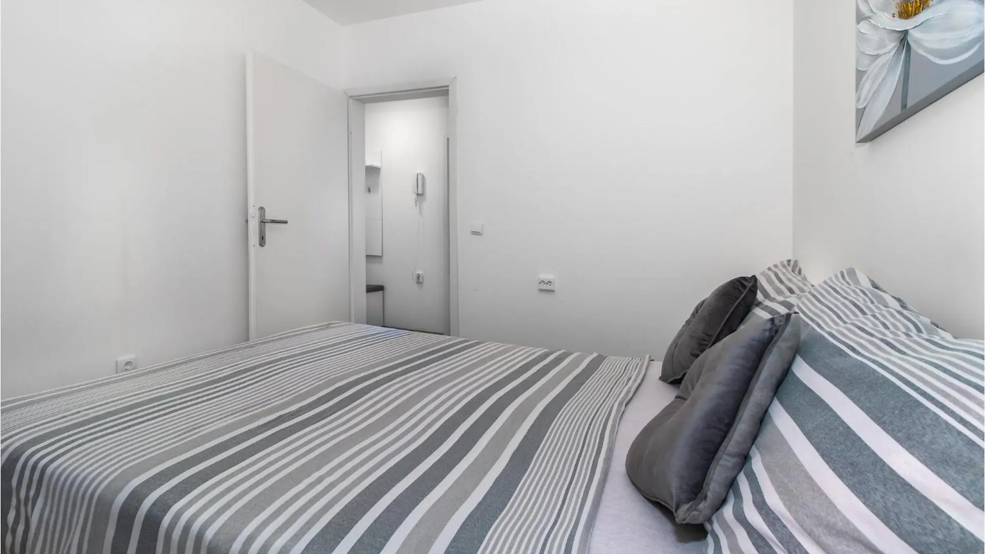 2 Bedroom Lovely Apartment In Dramalj 0*,